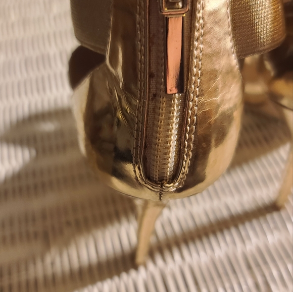 BEAUTIFUL  METALLIC  GOLD HEELS - Picture 7 of 16